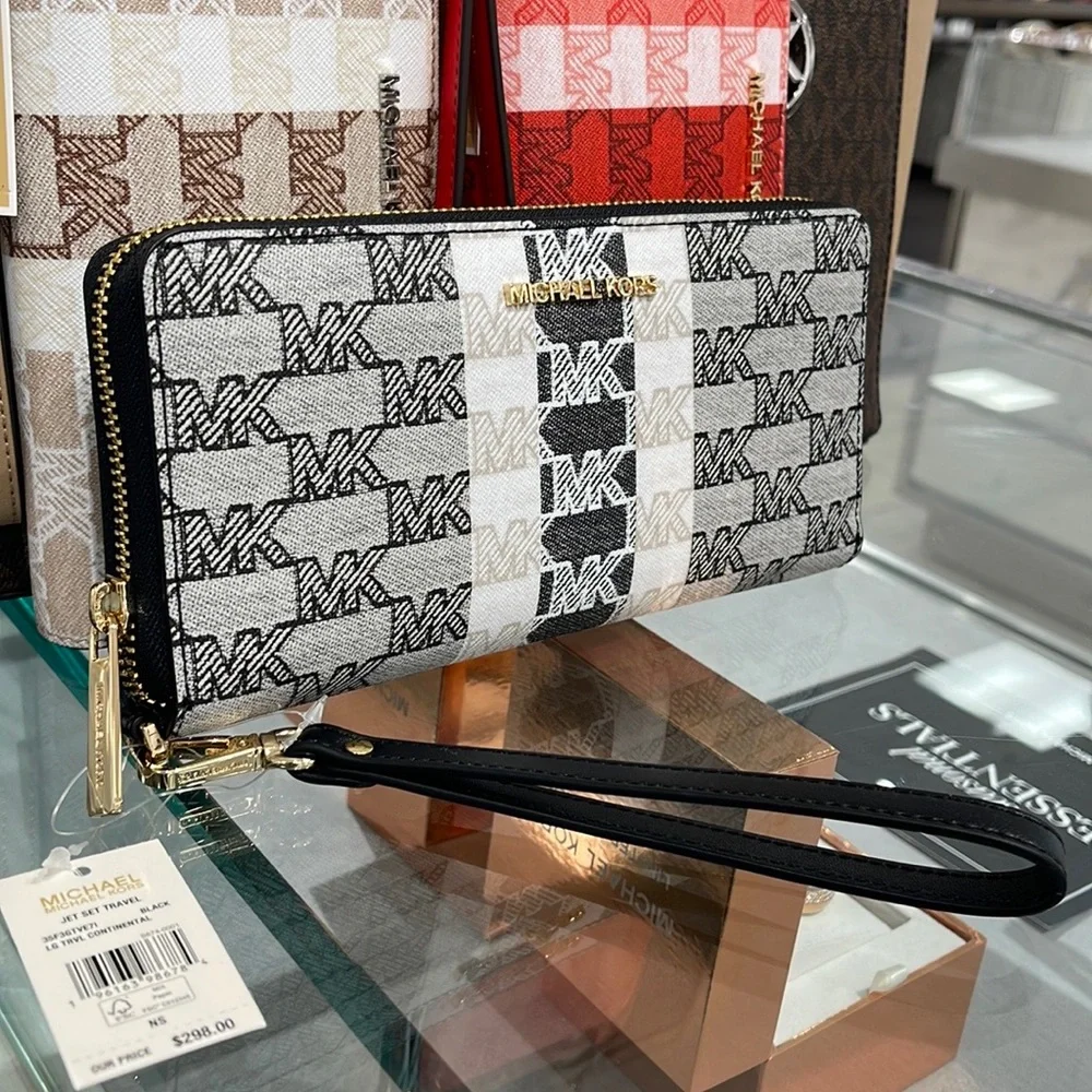 MICHAEL KORS Leather Continental Phone Holder Wristlet Wallet
Black
NWT - Picture 8 of 16